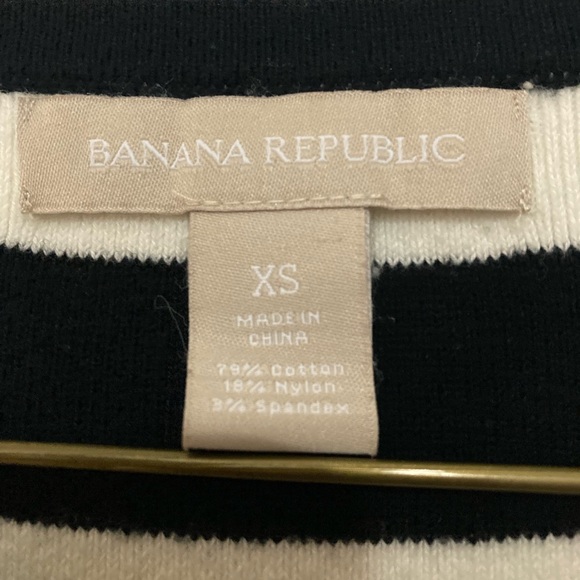 BANANA REPUBLIC striped black and white sweater size extra small. Good condition - Picture 3 of 3